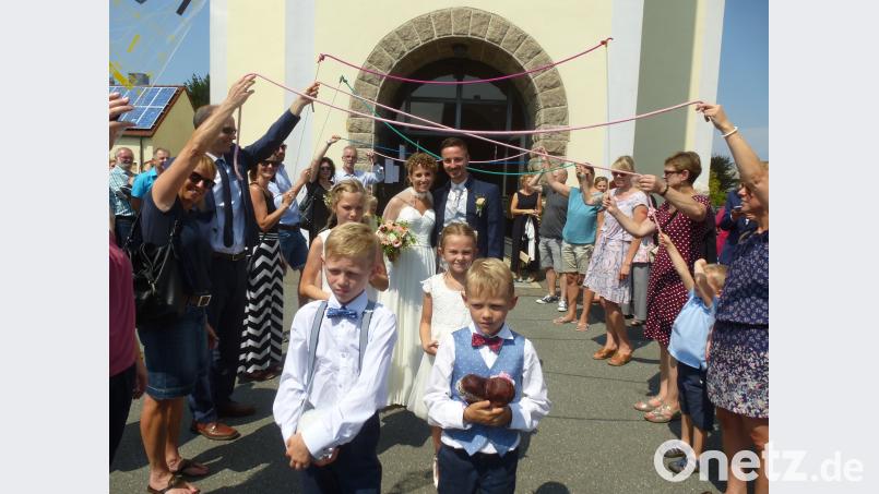 Endgültig ein Herz und eine Seele: Frank und Ilonka Rothballer durchschreiten nach der Trauung ein Spalier. bk