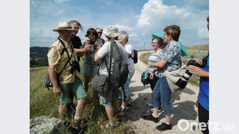 Diplom-Biologe Bernhard Moos (Zweiter von links) machte die Besucher am Schlackenberg mit der dortigen Flora und Fauna vertraut. mma
