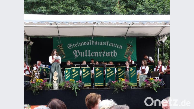 Auf der mit Blumen dekorierten Bühne stimmt Vorsitzende Marina Scherm das Publikum auf das Programm mit böhmischer Blasmusik ein. twg