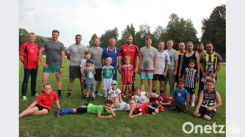 Selbstbewusst präsentierten sich die Kleinsten des TSV Waldershof in der Partie gegen ihre Väter. kro