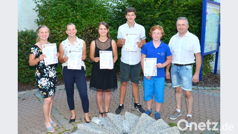 Gut lachen hat Lena Hagn, Carolin Süß, Julia Frischholz, Luis Fink und Oliver Prüll (von links) aufgrund ihrer super Ergebnisse bei der Prüfung zum brozenen Musikabzeichen. Zweiter Vorsitzender Josef Schmucker (rechts) durfte die Urkunden mitsamt den Leistungsnadeln überreichen. fjo