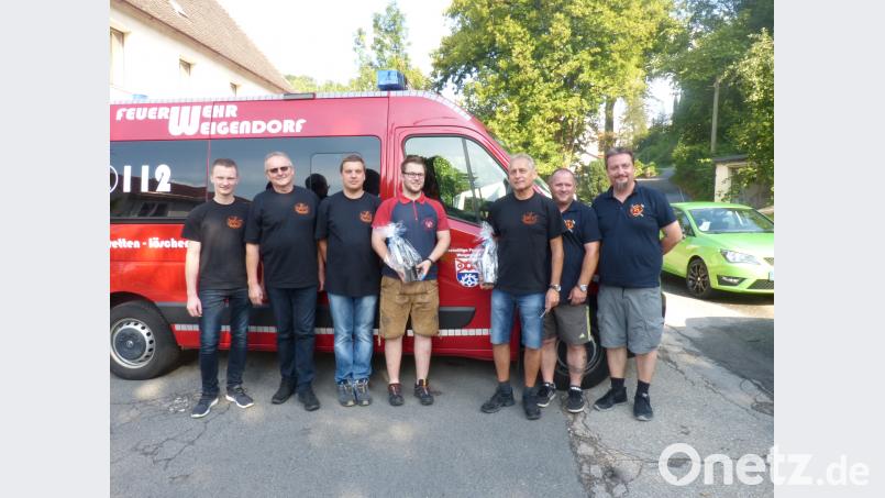 Geschenke aus dem österreichischen Oed haben (von rechts) Rainer Stütz und Stefan Üblacker für Kommandant Fabian Pickel (Vierter von links) und Feuerwehr-Kassier Walter Luber (Dritter von rechts) mitgebracht. fm
