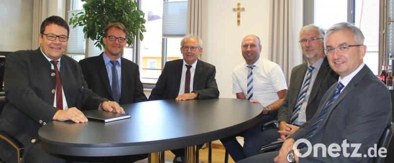Die Verwaltungsgemeinschaft Wackersdorf-Steinberg am See hat sich personell neu aufgestellt. Das Bild zeigt von links: Bürgermeister Thomas Falter (Wackersdorf), den neuen Amtsleiter Reinhard Schuss, Bürgermeister Harald Bemmerl (Steinberg am See), die stellvertretenden Wackersdorfer Bürgermeister Thomas Neidl und Günther Pronath sowie den Amtsleiter „Finanzen“, Daniel Fendl. Hirsch