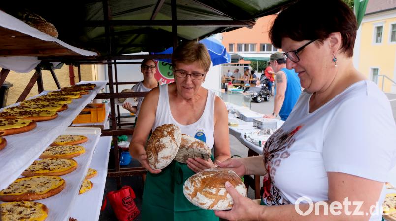 Frisches Bauernbrot servieren Ingrid Siegl und Hannelore Watzke (von links) neben Brotaufstrichen. le