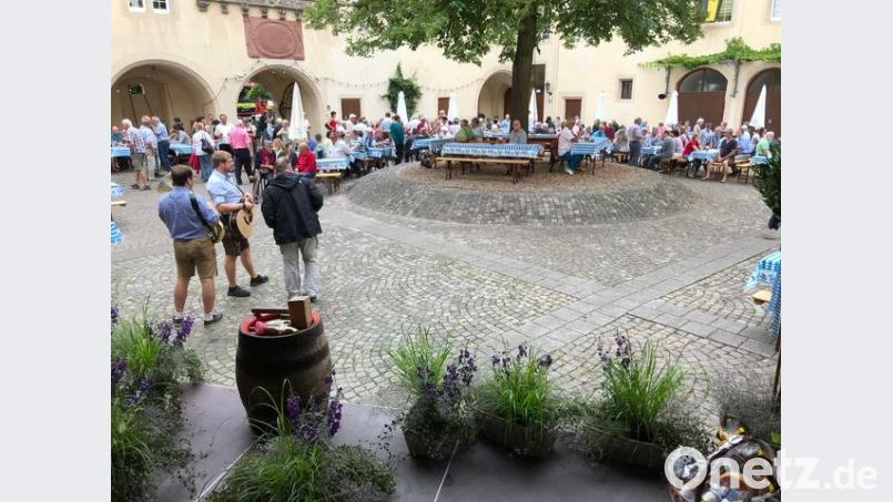 Das Bierfest ging im Innenhof des Bad Bergzabener Schlosses über die Bühne. exb