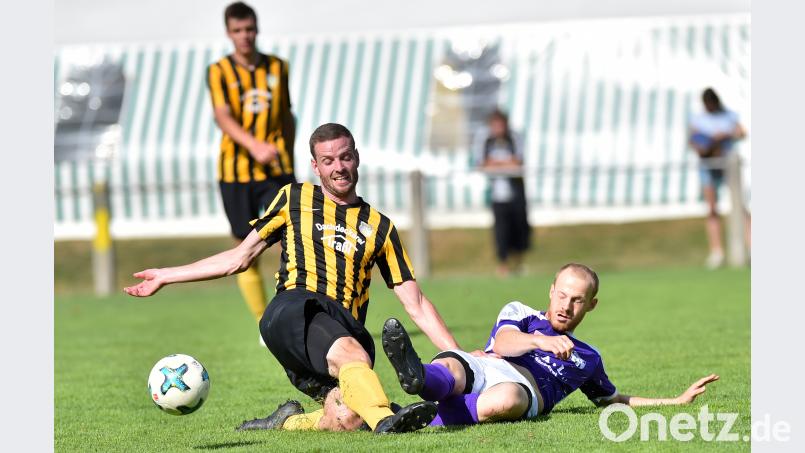 Nicht ungefährlich, wie Andreas Ditschek (links, Kulmain) und der Wernberger Sebastian Hägler in den Zweikampf gehen. Der SV Kulmain kommt in der neuen Saison einfach nicht in die Gänge und kassierte gegen den TSV Detag Wernberg die dritte Saisonniederlage. Alfred Schwarzmeier