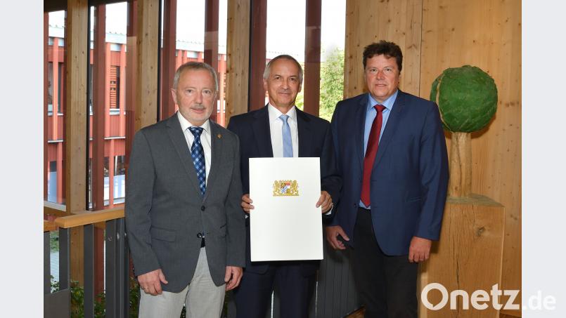 Behördenleiter Thomas Gollwitzer (Mitte) überreicht Klaus Bergbauer (links) die goldene Ehrennadel zur Würdigung seines außergewöhnlichen Engagements für den Ländlichen Raum. Seine Nachfolge übernimmt Georg Guggenberger (rechts). exb