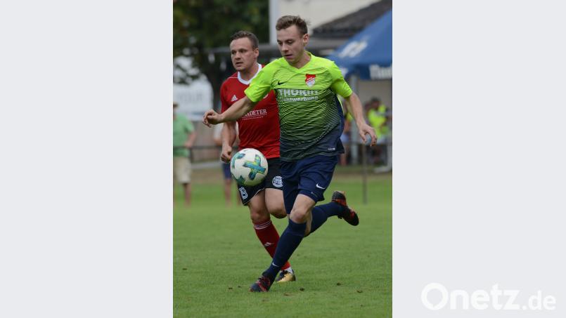 Maximilian Herzog (vorne) machte den Deckel drauf: In der Nachspielzeit überlupfte er den Hutthurmer Torhüter zum 3:1 und sorgte für großen Jubel bei der SpVgg Pfreimd. ham