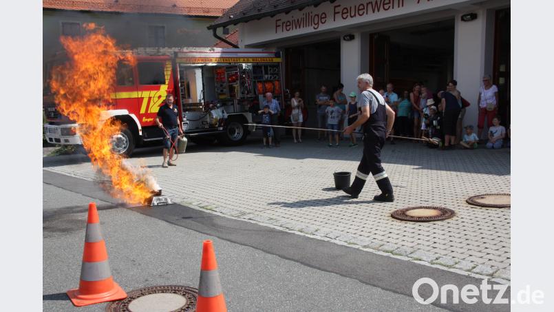 Eine große Stichflamme entsteht, wenn man den Fettbrand mit Wasser löscht. adj