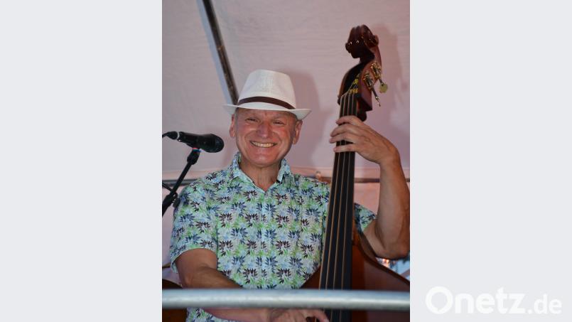 Anton Zweck von den Jukebox-Heroes hat gut Lachen, das Publikum feierte die Spitzenmusiker für ihre hochkarätige Darbietung. eya