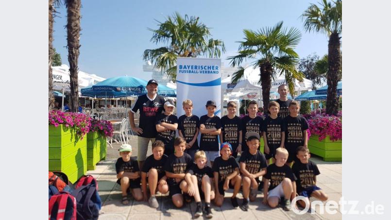 Die siegreichen Kemnather E-Junioren sowie ihre Betreuer Jürgen Braunreuther (hinten links) und Thomas Merkl (hinten rechts) präsentieren sich bei der zentralen Meisterehrung in Loifling bei Cham. jzk