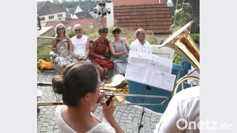 Die Kreuzbergmusikanten stimmten die Besucher auf das Theaterstück ein. Hirsch