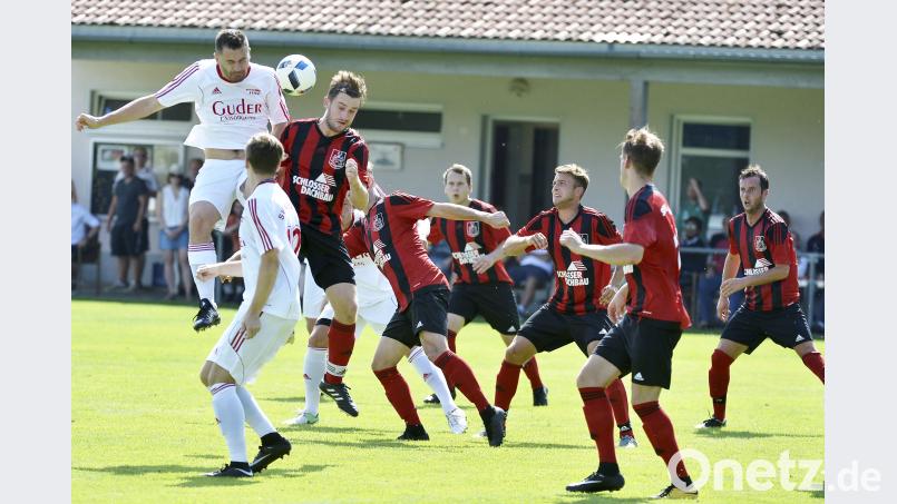 Sieger in diesem Kopfballduell blieb der Sorghofer Führungstorschütze Artur Becker (links). Hubert Ziegler