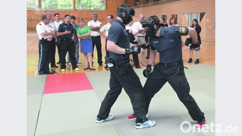 Besonders spannend finden die Grünen die Lehrvorführungen aus dem polizeilichen Einsatztraining und der Selbstverteidigung zu den Themen „Häusliche Gewalt“ und „Angriff auf Polizeibeamte“. exb