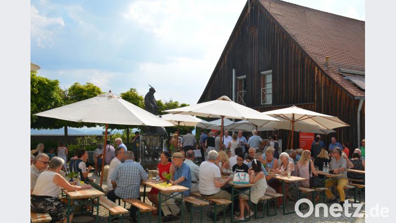 Beim gemütlichen Beisammensein nach der Ausstellungseröffnung gab es leckeren Zwiebel- und Flammkuchen. eya