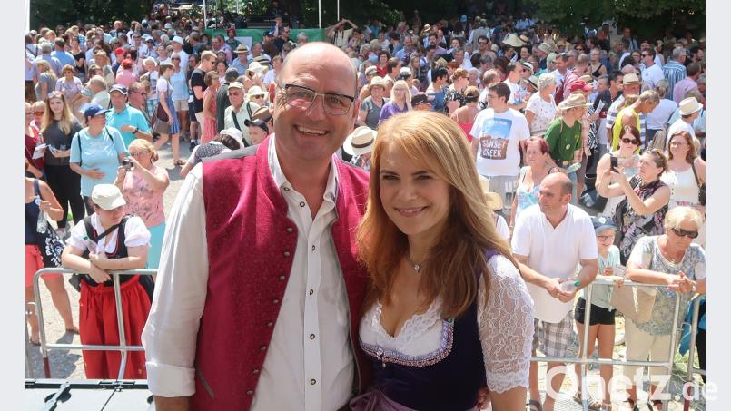 Uschi Kirchleitner (Silke Popp) und Hubert Kirchleitner (Bernhard Ulrich) auf der Bühne in "Lansing". Kunz