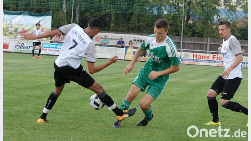 Der SV Mitterteich zog am Samstag gegen den 1. SC Feucht mit 0:2 den Kürzeren. In dieser Szene hat Mauricio Göhlert (grünes Trikot) gegen Salim Ahmed das Nachsehen, rechts der Feuchter Felix Spielbuehler. Gebert, Rudolf