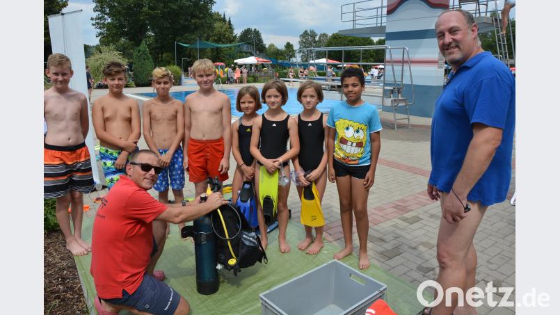 Vor jedem Tauchgang wurden die Kinder von erfahrenen Tauchern um Nautilus-Vorsitzenden Arno Wirnitzer (rechts) eingewiesen. jr