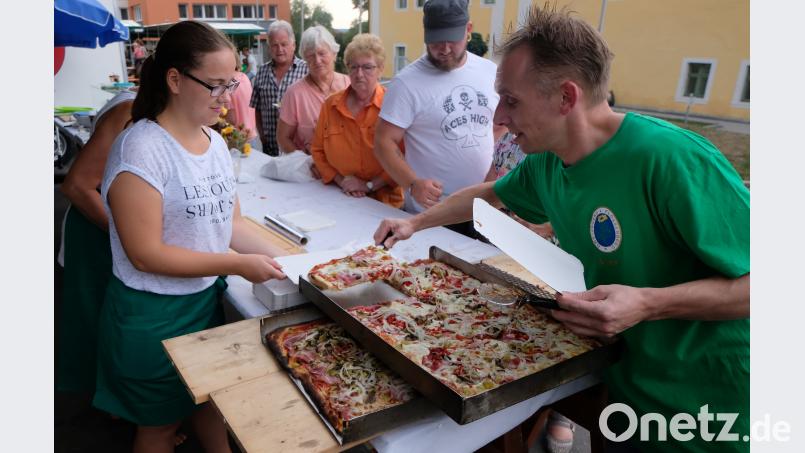 Absoluter Renner sind die von Bäckermeister Anton Frauenreuther zubereiteten Pizzas aus dem Vereinsbackofen. le