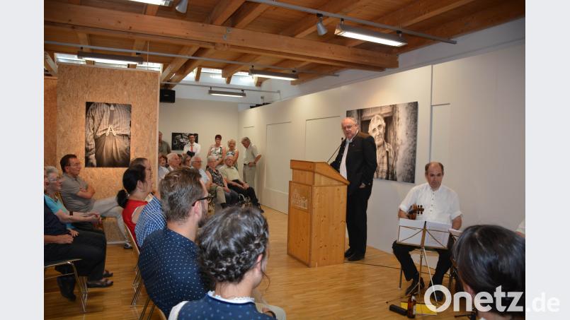 Bezirkstagsvizepräsident Lothar Höher bewundert die Aussagekraft der ausgestellten Werke. eya