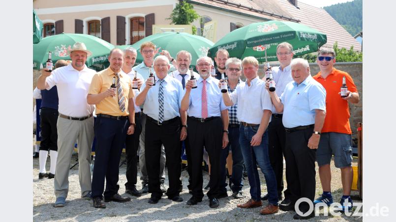 Bürgermeister Georg Köppl, die Nachbarbürgermeister Hans Wilhelm und Franz Grabinger, Gemeinderatskollegen und der Festausschuss stoßen mit dem „Jubiläums-Pils 900-Jahre Altendorf“ auf die erste urkundliche Erwähnung im Jahre 1118 an. Götz