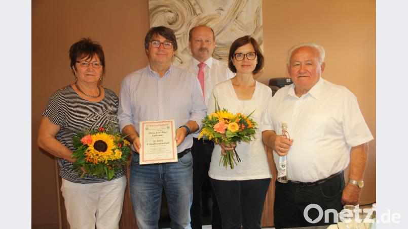 Seit 38 Jahren verbringen Petra und Jörg Labenski (Mitte) in der Gemeinde Teunz ihren Urlaub, nun schon seit 20 Jahren bei Anni und Josef Klier. Dazu gratulierte Bürgermeister Robert Hechtl (Dritter von links) und überreichte eine Dankurkunde und Präsente. frd