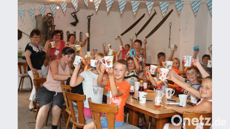 Viele kreative Ideen setzten die Kinder mit Farbe um. Auf dem Bild (von links SPD-Ortsvorsitzende Brigitte Scharf und ASF-Vorsitzende Christine Trenner. njn