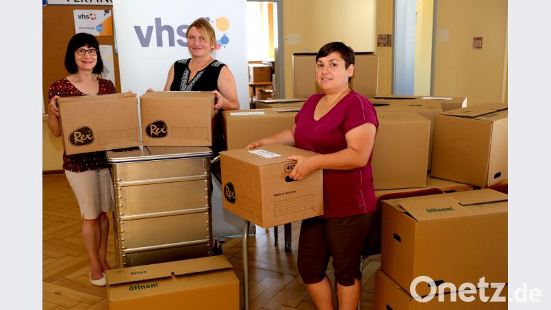 Die VHS-Geschäftsstelle Eschenbach sitzt auf „gepackten Koffern“. Während der Sanierungsphase des alten Landratsamtes fand die VHS ein provisorisches Domizil in der früheren Orthopädie-Praxis im ehemaligen Krankenhaus. Unser Bild zeigt (von links) Christine Geyer, Geschäftsführerin Angelika Denk und Tatjana Hoff. do