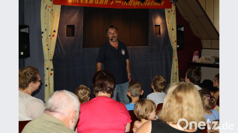 Hermann Papacek begrüßt das Publikum zu seinem Puppentheater. bjp