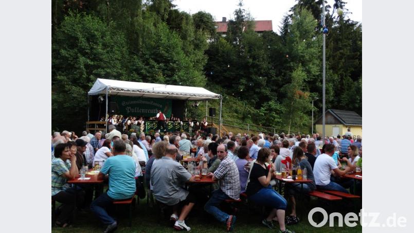 Gut 500 Besucher finden sich in der Grünen Mitte in Pullenreuth ein, um bei der Serenade der Musik der Steinwaldmusikanten zu lauschen. twg