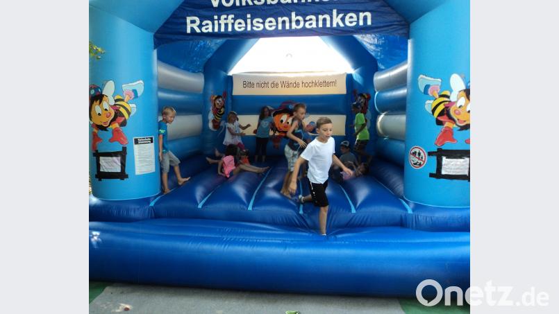 Für die Kinder gab es dank der Hüpfburg keine Langeweile. ksi