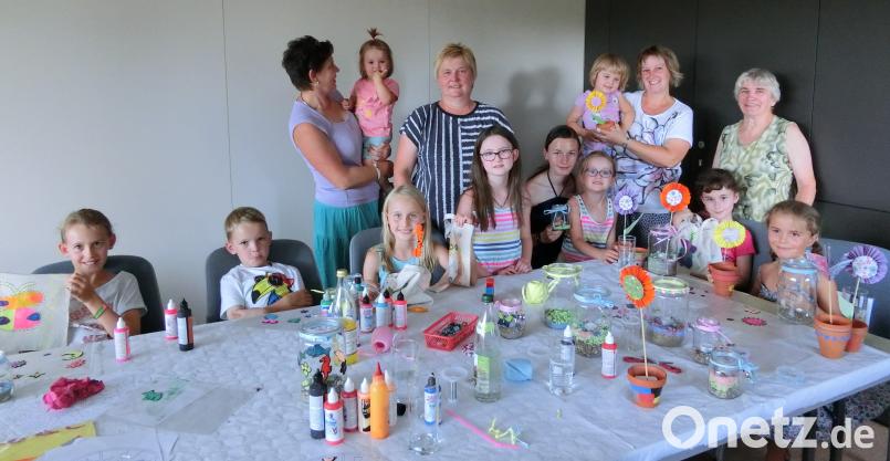 Trotz hochsommerlicher Temperaturen bereitete den Kindern in der Kreativwerkstatt im Jugendheim das Basteln und Malen mit dem Landvolk Spaß. ils