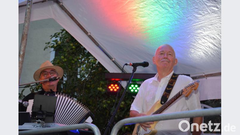 Reinhard Seitz und Ernst Bräutigam von den Jukebox-Heroes begeisterten ihr Publikum mit Schlager- und Oldiemusik vom Feinsten. eya