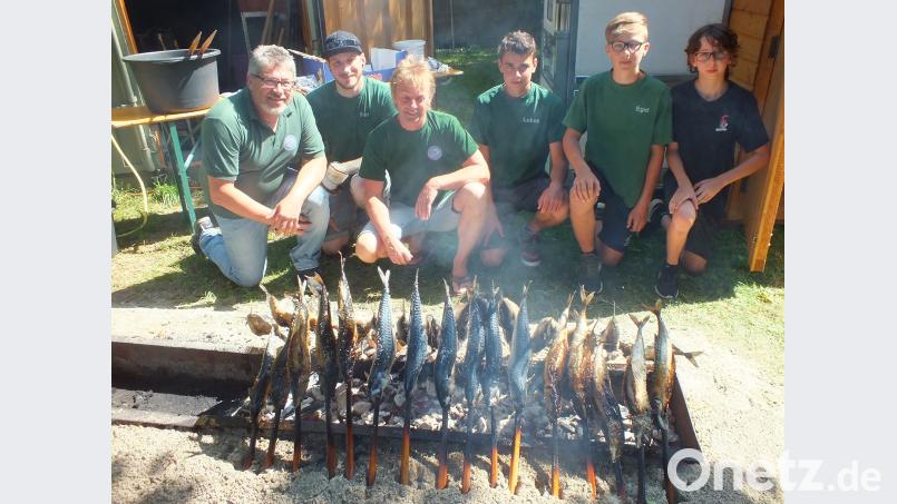 Der Steckerlfisch ist der große Renner unter den vielen kulinarischen Schmankerln, die der Fischerclub bei seinem Fischerfest anbietet. Vorsitzender Günter Serfling (Vierter von rechts) überwacht selbst die Zubereitung. soj