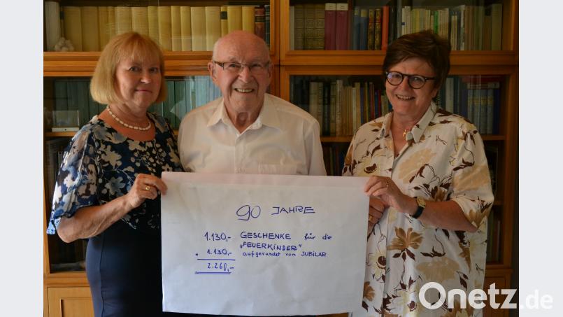 Jublilar Edwin Haas übergibt mit Tochter Angela Steinbrecher den Scheck an Dr. Annemarie Schraml. plym