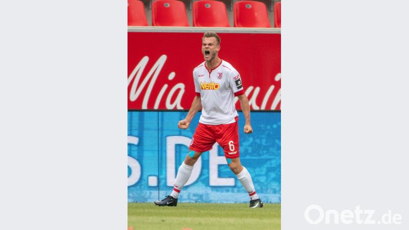 Benedikt Saller von Regensburg jubelt nach seinem Treffer zum 1:1. Armin Weigel/dpa