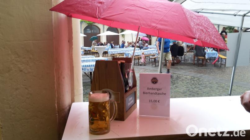 Beim Bierfest in Bad Bergzabern gab's auch die Amberger Bierhandtasche zu kaufen. exb