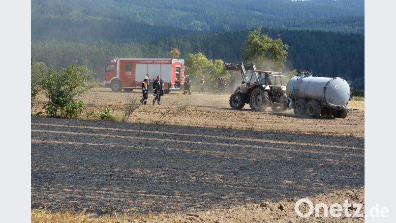 Gemeinsam waren Feuerwehr und Landwirte im Löscheinsatz jr
