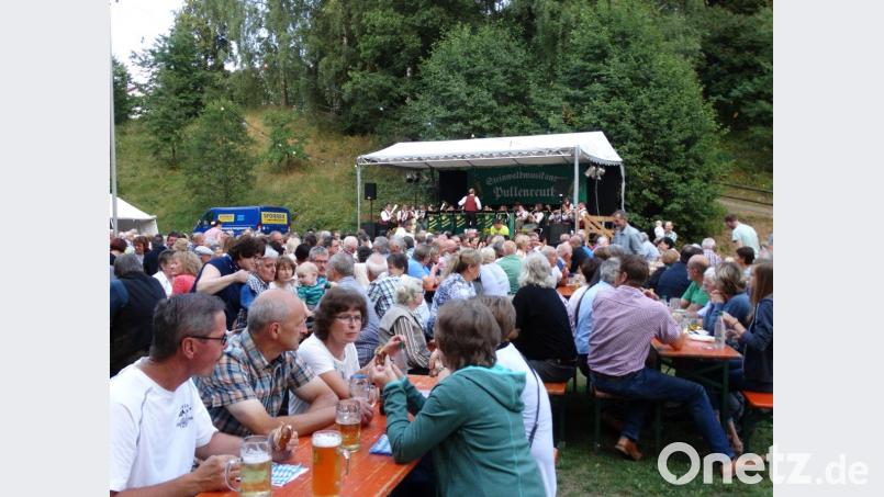 Gut 500 Besucher finden sich in der Grünen Mitte in Pullenreuth ein, um bei der Serenade der Musik der Steinwaldmusikanten zu lauschen. twg