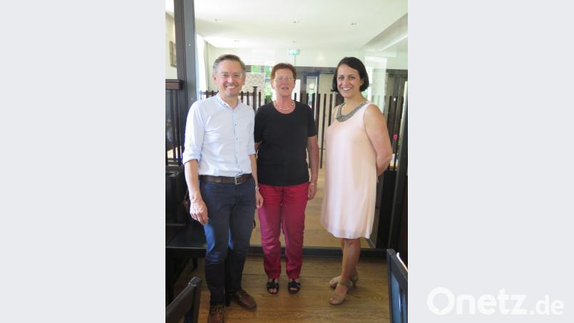 FU-Vorsitzende Rita Ponnath (Mitte) hat Landtagsabgeordneten Tobias Reiß (links) und CSU-Landtagskandidatin Tanja Renner nach Speinshart eingeladen. jzk