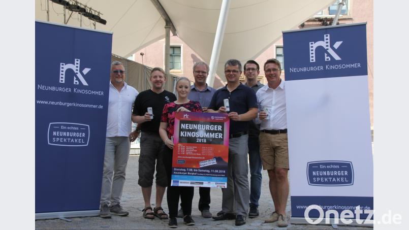 Film ab für den ersten Neunburger Kinosommer: In Vorfreude auf die Premiere sind (von links) Peter Schmid, Wolfgang Gräßl, Rathaus-Mitarbeiterin Ulrike Meixner, ArGe-Jugend-Vorsitzender Georg Keil, Bürgermeister Martin Birner, Stadtrat Thomas Albang und Helmut Hartinger. Mardanow