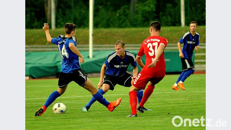 Die eingewechselten Weidener Kevin Grünauer (links) und Noah Scheler (Mitte) versuchen, dem zweifachen Torschützen Sebastian Loibl den Ball abzujagen. Der 1. FC Passau gewann das Spitzenspiel gegen die SpVgg SV Weiden verdient mit 4:0. Werner Franken
