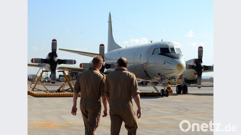 Soldaten gehen zum Seefernaufklärer P-3C Orion. Die Marine beteilgt isch derzeit vor allem mit diesen Aufklärungsflugzeugen an der Anti-Piraten-Mission der Europäischen Union vor der somalischen Küste. Britta Pedersen/dpa-Zentralbild/dpa