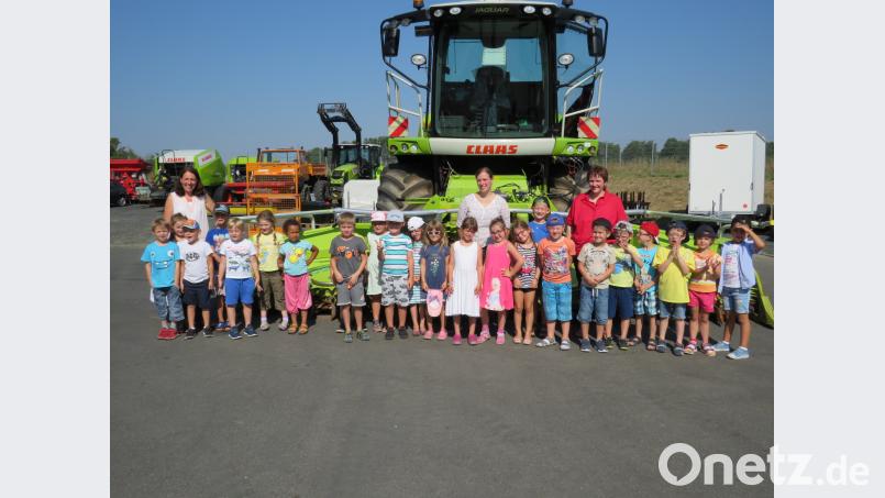 Vor einem großen Häxler wirken nicht nur die Kinder des AWo-Kindergartens klein adj