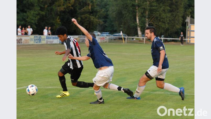 Der Schwarzenfelder Michaele Bokuretsion (links) zieht in dieser Szene an den Schirmitzern Patrick Wagner (Mitte) und Florian Ziegler vorbei. gb