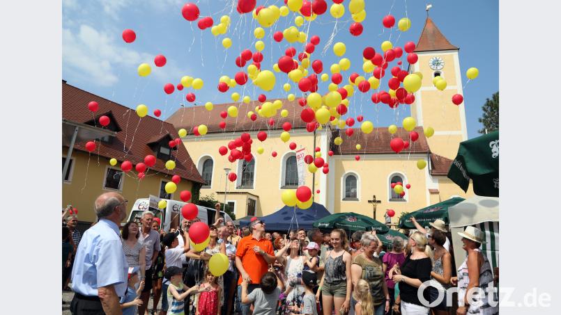 Endlich ist es soweit: Die Luftballons in den Gemeindefarben rot und gelb steigen in den Himmel. Götz