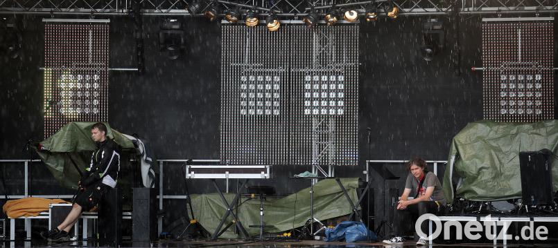 Stimmungstief am Samstagnachmittag gegen 17 Uhr: TNT-Productions-Geschäftsführer Toby Mayerl (rechts) sieht sich wegen des Regens zu einer Unterbrechung des Programm gezwungen. Am Abend strömten dann Tausende (siehe unten) auf das Veranstaltungsgelände. 	Bild: Wolfgang Steinbacher Bild: Wolfgang Steinbacher