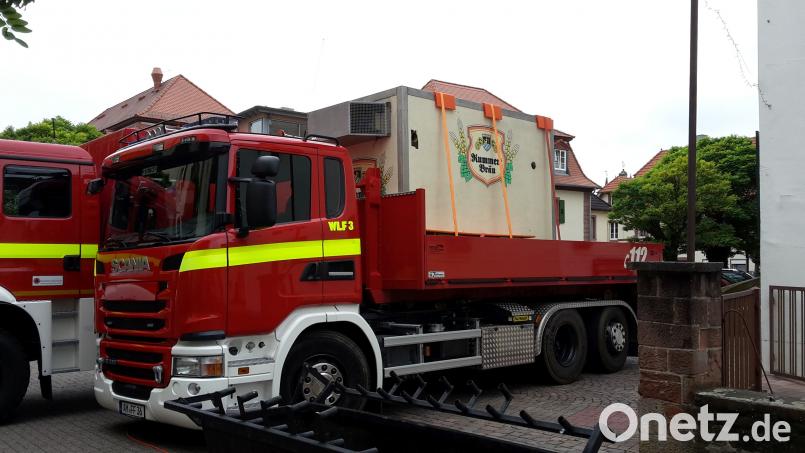 Die Amberger Feuerwehr in einem etwas anderen Löscheinsatz: Sie brachte 2500 Liter Kummert-Bier in die Patenstadt. exb