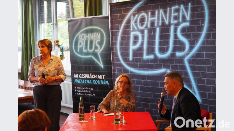 Wohnen ist zu teuer, sagt sie. Explodierende Bauvorschriften seitens der Politik treiben Miet- und Betriebskosten in die Höhe, kontert er. Bei „Kohnen Plus“ sprechen SPD-Spitzenkandidatin und stellvertretende SPD-Bundesvorsitzende Natascha Kohnen (Mitte) und Günther Kamm, Geschäftsführer der Stadtbau Weiden, über das Thema Wohnraum in Weiden. Bühner