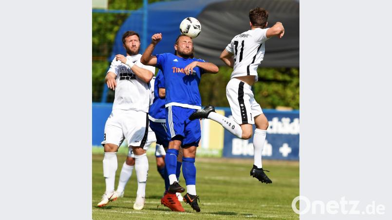 Der Etzenrichter Helmut Jurek (Mitte) befördert das Leder per Kopfball aus der Gefahrenzone. Gerd Büttner
